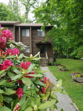 J.Creek Retreat, creekside townhouse +1 car garage